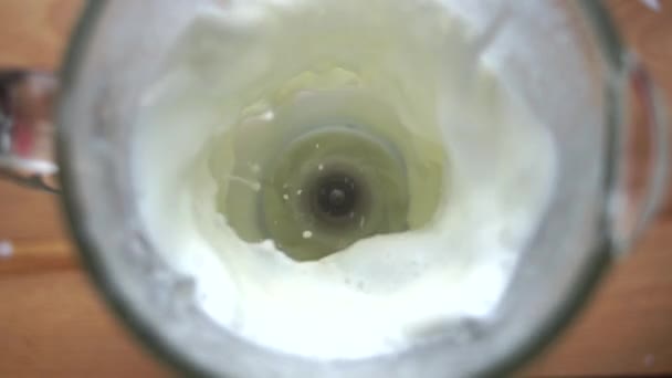 Süt Krema Milkshake Smoothie Yapmak Için Karıştırıcıda Çırpılır — Stok video
