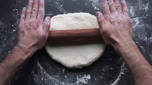 Pizza Hamuru Yapmak Adamın Elleri Hamuru Unla Yoğuruyor Siyah Bir — Stok video