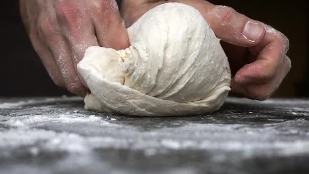 Pieczenie Pizzy Ręce Człowieka Ugniatają Ciasto Mąką Wałkiem Czarnym Stole — Wideo stockowe