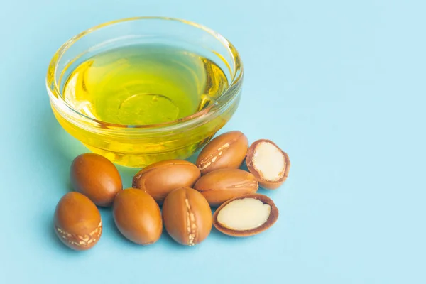 Argan Magok Olaj Sötét Kék Izolált Háttérrel Argánolaj Alapú Kozmetikai — Stock Fotó