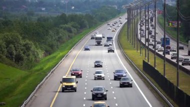 Rusya 'da yaz güneşli havalarda kamyon ve araba trafiği olan bir otoyol. Rusya 'da ulaşım bağlantıları ve otoyollar.
