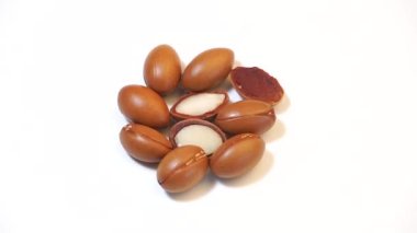 Beyaz arka planda Argan tohumları. Argan yağı bazlı kozmetik konsepti.