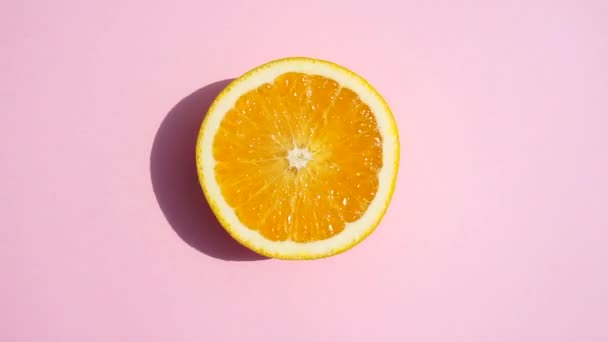 Вращение Оранжевого Розовом Фоне Изолировать Сочный Свежий Желтый Апельсин Летнем — стоковое видео