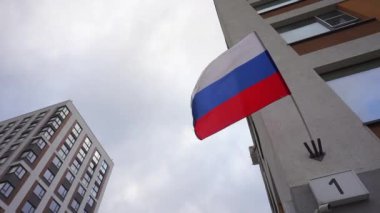 Gökyüzüne karşı rüzgarda dalgalanan Rus bayrağı. Ulusal bayrak ve Rusya 'nın ve vatanseverliğin sembolü.