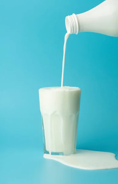 Melk Minimaal Concept Gieten Een Glas Gemorste Witte Melk Een — Stockfoto