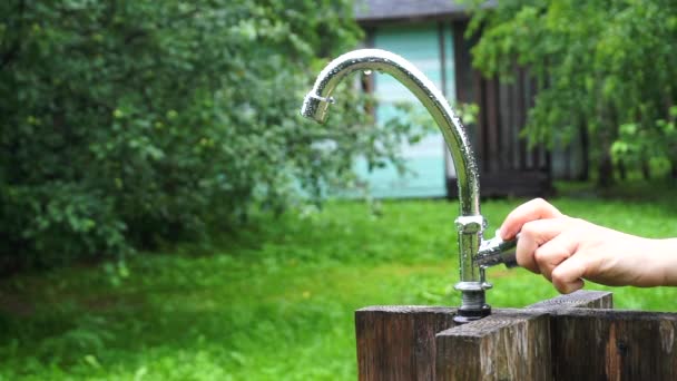 Woda Ogrodzie Źródło Wody Wiejskim Domu Ogrodzie Dla Rolnictwa Oszczędzanie — Wideo stockowe