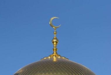 Mavi gökyüzünün arkasındaki Müslüman camii. Müslüman ve İslami mimari