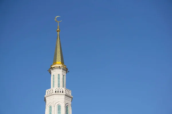 Minaret Muzułmańskiego Meczetu Tle Błękitnego Nieba Architektura Muzułmańska Islamska — Zdjęcie stockowe
