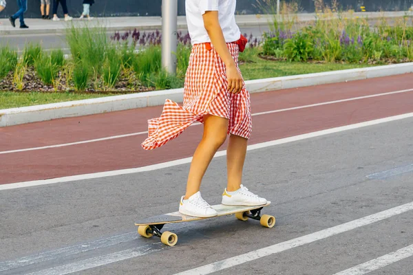 Jeune Fille Short Sur Skateboard Dans Ville Repos Détente Ville — Photo