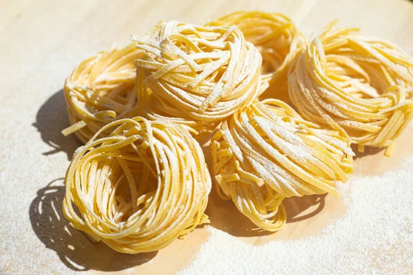 Verse Pasta Eten Zelfgemaakte Italiaanse Pasta Gekookt Een Houten Achtergrond — Stockfoto
