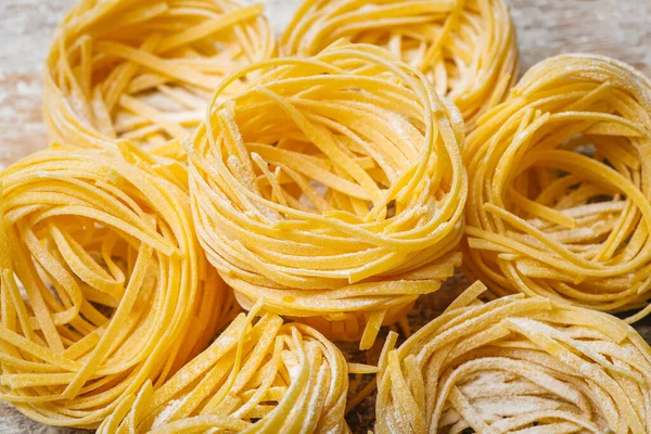 Verse Pasta Eten Zelfgemaakte Italiaanse Pasta Gekookt Een Houten Achtergrond — Stockfoto