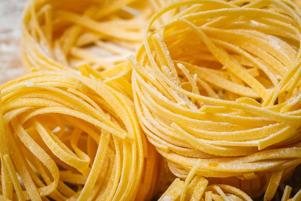 Verse Pasta Eten Zelfgemaakte Italiaanse Pasta Gekookt Een Houten Achtergrond — Stockfoto