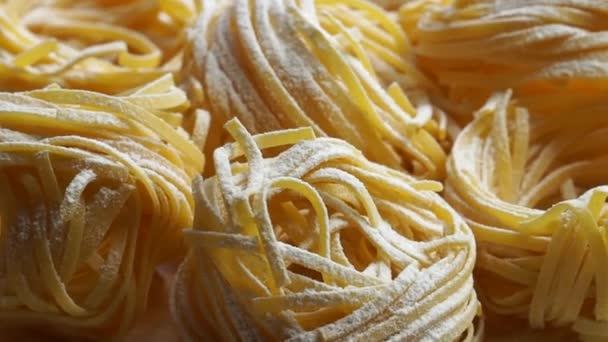 Färsk Pasta Träbakgrund Hemlagad Italiensk Pasta Mjöl Och Ägg Till — Stockvideo