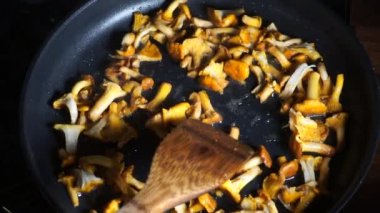 Hanterelle mantarları tavada kızartılır. Yaban mantarı yemekleri, ev yemekleri.