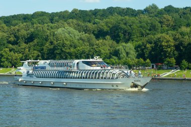 Moskova nehrinde turistler ve ziyaretçiler için bir yat. Nehir açık güneşli bir günde yazın Moskova 'da yürür.