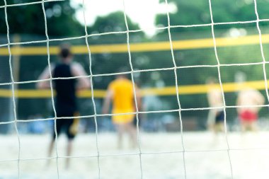 Yazın plaj voleybolu için oyun alanı. Yazın güneş ışığında bir oyun parkında spor ağı