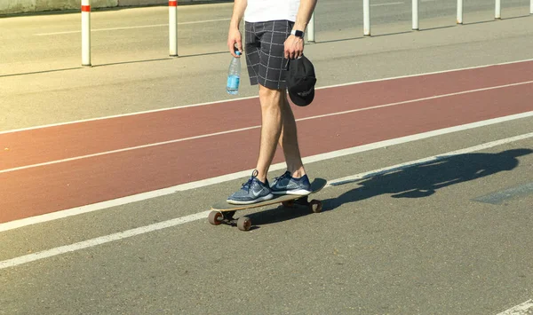 Jeune Homme Roule Sur Une Planche Roulettes Sur Une Piste — Photo