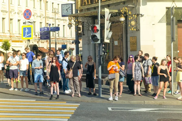 Moskova 'daki insanlar yazın Moskova' nın merkezinde bir trafik lambasının önünde dururlar. Şehir yürüyüşleri, şehir nüfusu