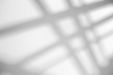 Güneşli bir havada, beyaz bir duvardaki parlak ışıkla pencerenin gölgesi. Fotoğraf için gölge örtüsü efekti.