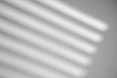 Güneşli bir havada, beyaz bir duvardaki parlak ışıkla pencerenin gölgesi. Fotoğraf için gölge örtüsü efekti.