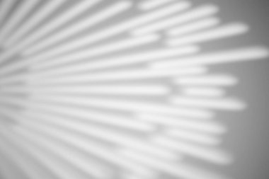 Güneşli bir havada, beyaz bir duvardaki parlak ışığın gölgesi. Fotoğraf için gölge örtüsü efekti.