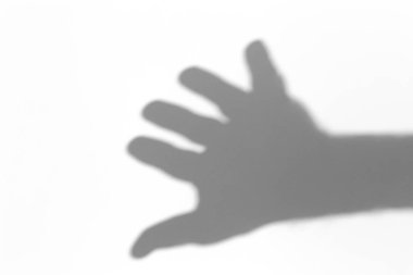 Fotoğraf için gölge örtüsü efekti. Avuç içlerinin gölgeleri güneş ışığında beyaz ışık duvarında.