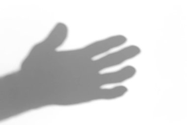 Fotoğraf için gölge örtüsü efekti. Avuç içlerinin gölgeleri güneş ışığında beyaz ışık duvarında.