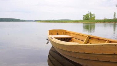 Sakin bir yaz gölünde tekne. Doğayla ilgili videoyu gevşet. Zen meditasyon doğa arka planı