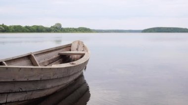 Sakin bir yaz gölünde tekne. Doğayla ilgili videoyu gevşet. Zen meditasyon doğa arka planı