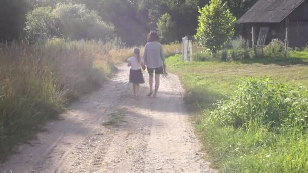 Mam Baby Wandelen Wandelen Samen Langs Landelijke Dorpsweg Bij Warm — Stockvideo