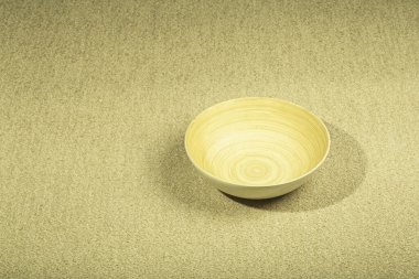 Sarı halı arka planı. Yüzeyinde doku olan gri halı. Odaların ve evlerin iç tasarımı için malzemeler ve öğeler