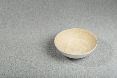 Gri halı arka planı. Yüzeyinde doku olan gri halı. Odaların ve evlerin iç tasarımı için malzemeler ve öğeler