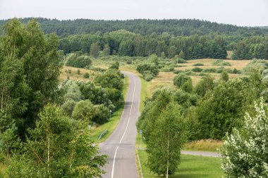 Güzel doğal bir manzarada otoyol otoyolu. Yolculuk ve araba yolculuğu konsepti.
