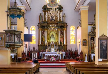 Katolik kilisesi. Avrupa 'da bir Hıristiyan Katolik kilisesinin içi. Hristiyan servisi ve simgeleri.