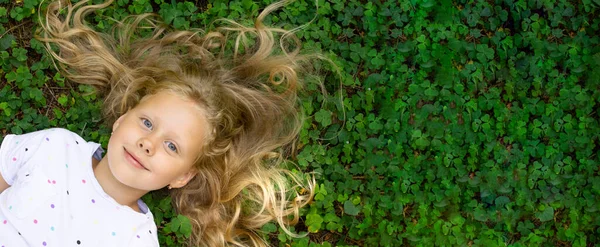 Κορίτσι Παιδί Ξανθά Μαλλιά Πράσινο Φόντο Γρασίδι Ένα Παιδί Χαμόγελο — Φωτογραφία Αρχείου