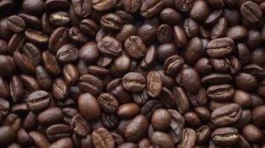 Kahve çekirdekleri. İçmek için kahve çekirdekleri yapıp kavuruyorum. Ağır çekim üst görünümü