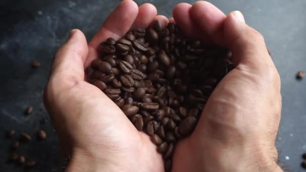 咖啡豆背景 煮和烤咖啡豆当饮料 慢速机顶视图 — 图库视频影像