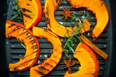 Izgara ve fırında balkabağı. Sebze ve balkabağı hasadı.