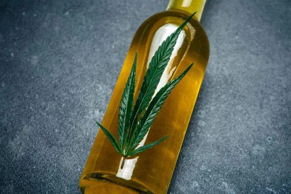 Aceite Cannabis Cannabidiol Cannabis Medicinal Marihuana Extracto Cbd Sobre Fondo —  Fotos de Stock