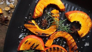 Baharatlı, otlu ve ızgara deniz tuzlu kızarmış balkabağı. Sonbaharda ev yapımı kabak tabağı yapıyorum. Sebze ve vejetaryen barbeküsü.