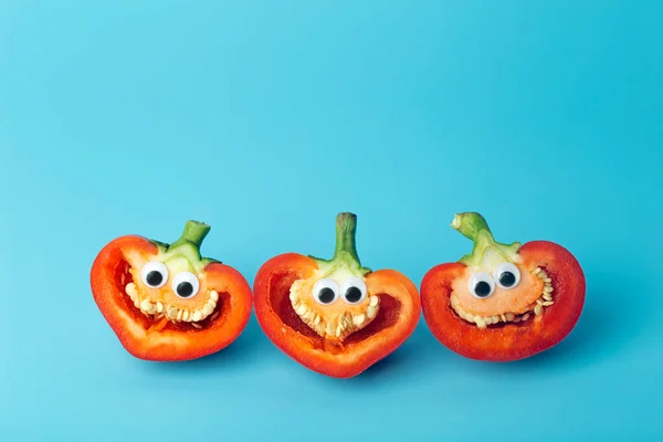 Legumes Engraçados Para Crianças Pimentos Alegres Com Olhos Sorrisos Comida — Fotografia de Stock