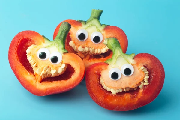 Çocuklar Için Komik Sebzeler Gülümseyen Gülümseyen Neşeli Biberler Çocuk Konsepti — Stok fotoğraf
