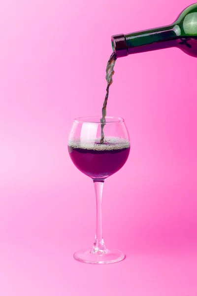 Wein Wird Ein Glas Gegossen Rotwein Wird Zur Verkostung Ein — Stockfoto