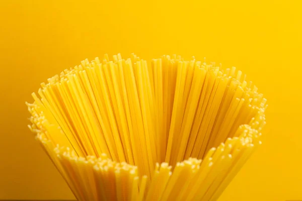 Massa Italiana Fundo Cozinha Amarelo Massa Espaguete Fresca Para Cozinhar — Fotografia de Stock