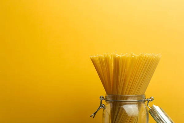 Italiaanse Pasta Een Gele Keukenachtergrond Verse Spaghetti Pasta Voor Thuis — Stockfoto
