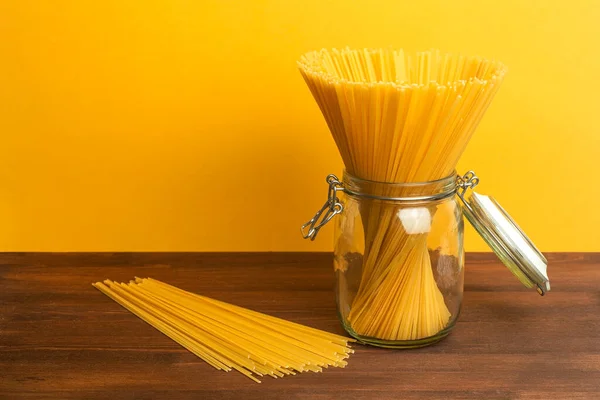 Italiaanse Pasta Een Gele Keukenachtergrond Verse Spaghetti Pasta Voor Thuis — Stockfoto