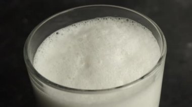 Süt köpüğü ve kırbaçlandığında süt yüzeyinde hava kabarcıkları. Taze inek sütü