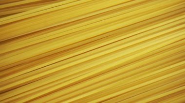 Pişirmeden önce makarnayı masaya koy. Buğday unundan yapılmış İtalyan makarnası. İtalyan mutfağının yemekleri ve ürünleri