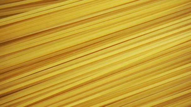 Spaghetti in tavola prima della cottura. Pasta italiana a base di farina di frumento. Piatti e prodotti della cucina italiana sfondo — Video Stock