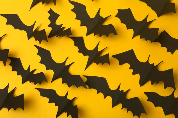 Απόκριες Μαύρες Νυχτερίδες Κομμένες Από Χαρτί Κίτρινο Φόντο Απόκριες Διακόσμηση — Φωτογραφία Αρχείου